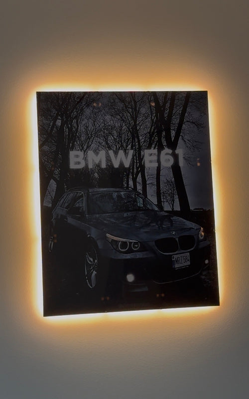 Individualus įrėmintas automobilio plakatas - PREMIUM (su LED apšvietimu)