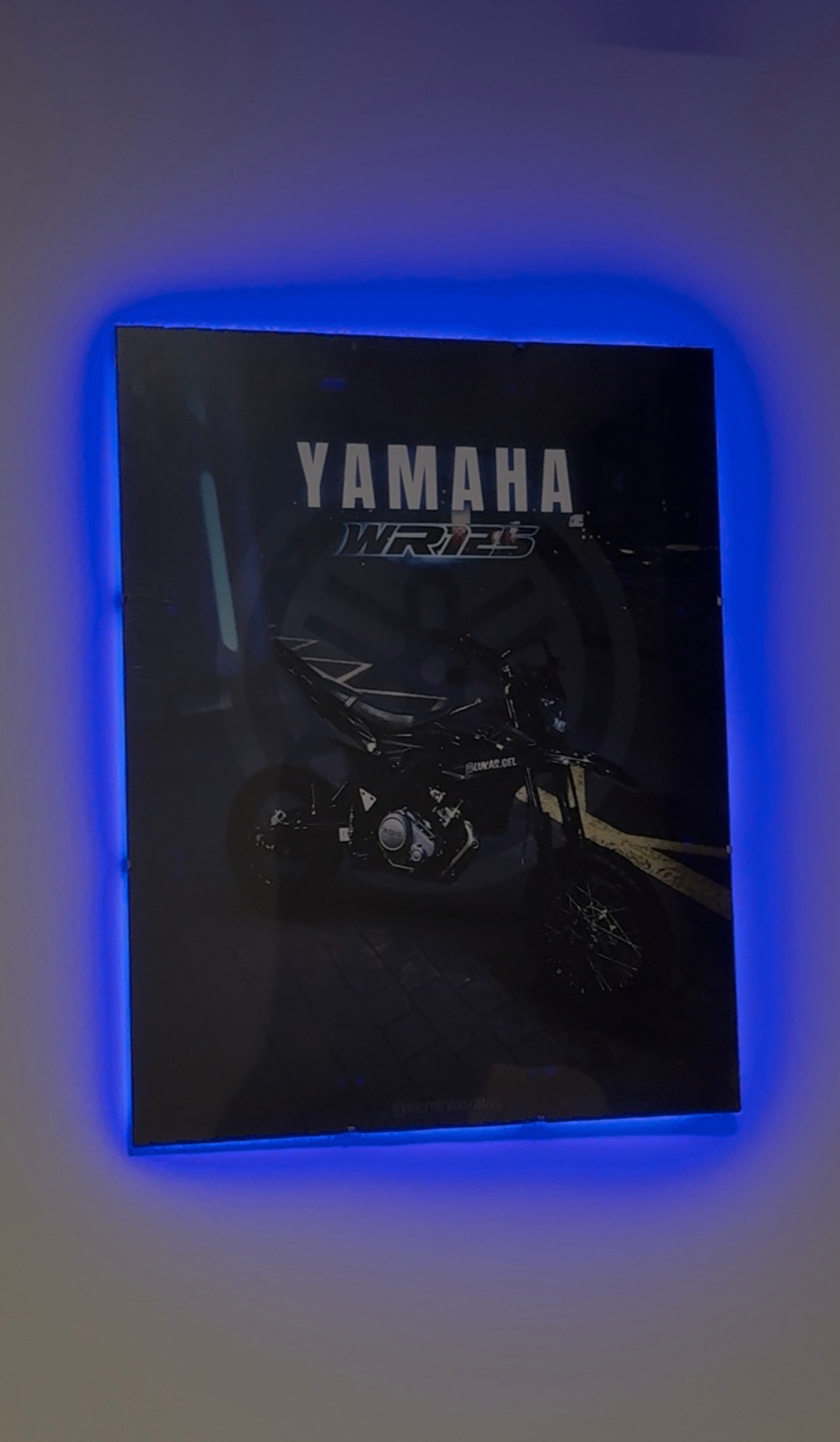 Individualus įrėmintas automobilio plakatas - PREMIUM (su LED apšvietimu)