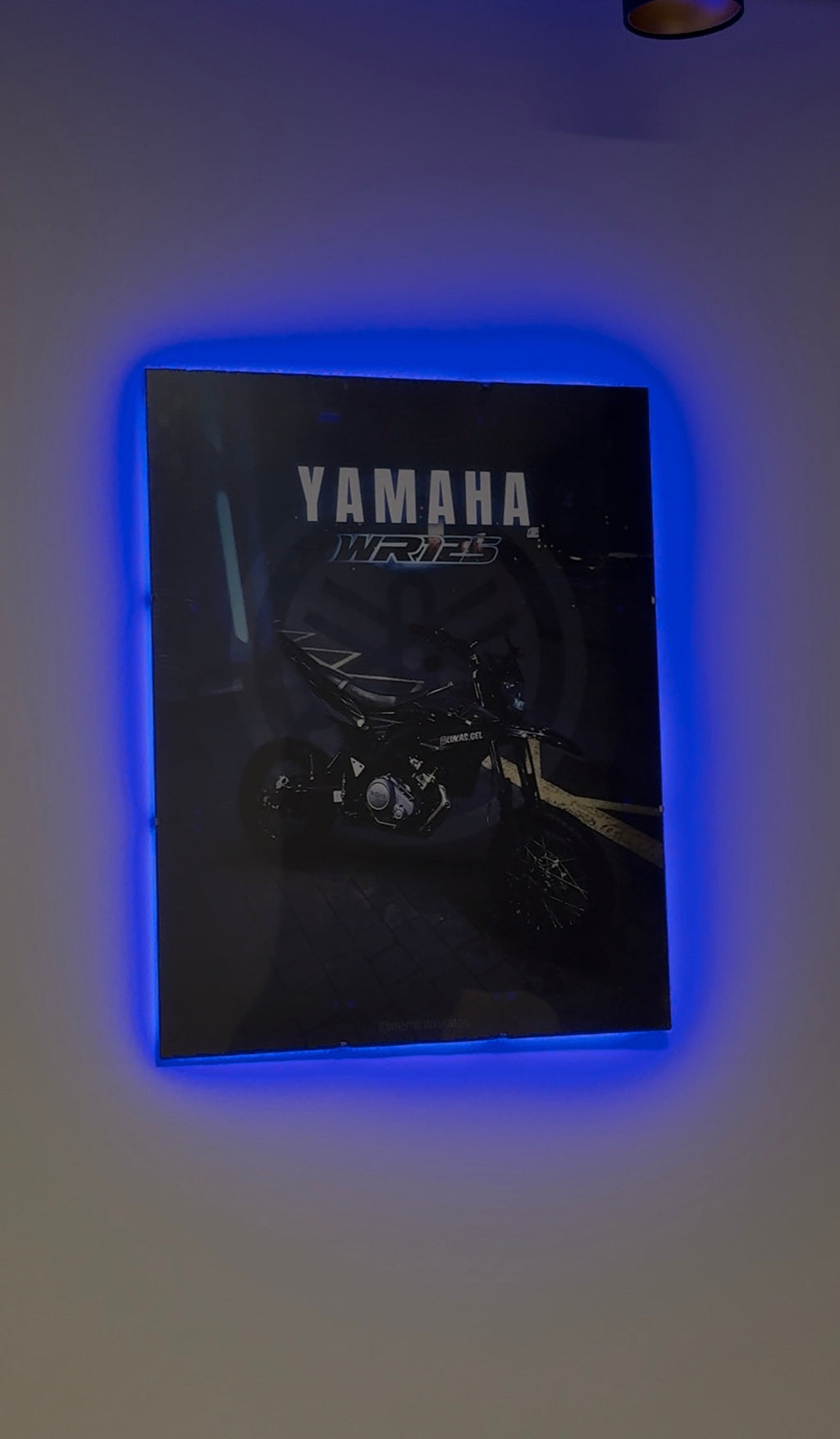 Individualus įrėmintas automobilio plakatas - PREMIUM (su LED apšvietimu)