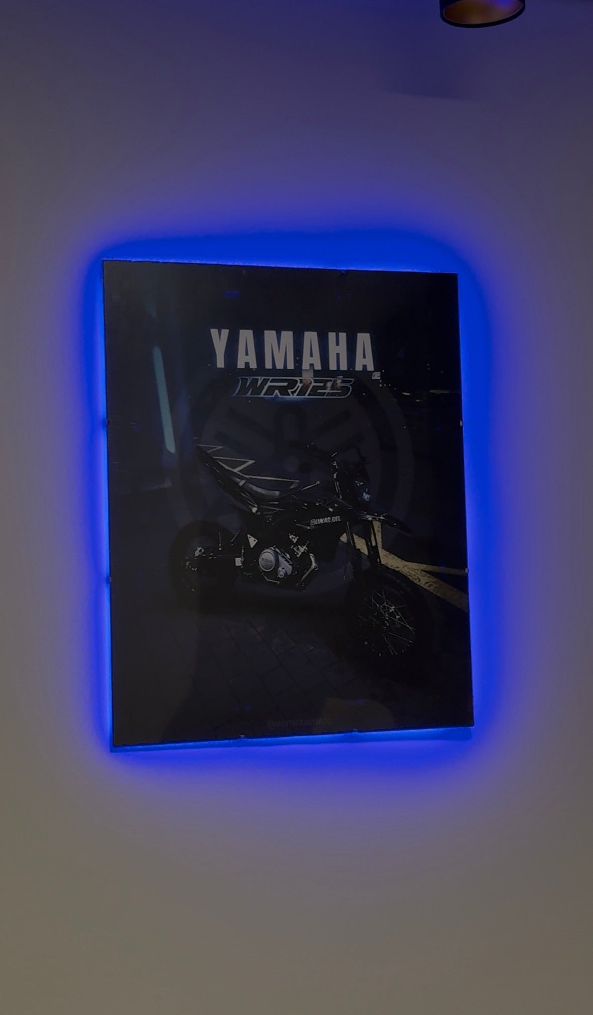 Individualus įrėmintas automobilio plakatas - PREMIUM (su LED apšvietimu)